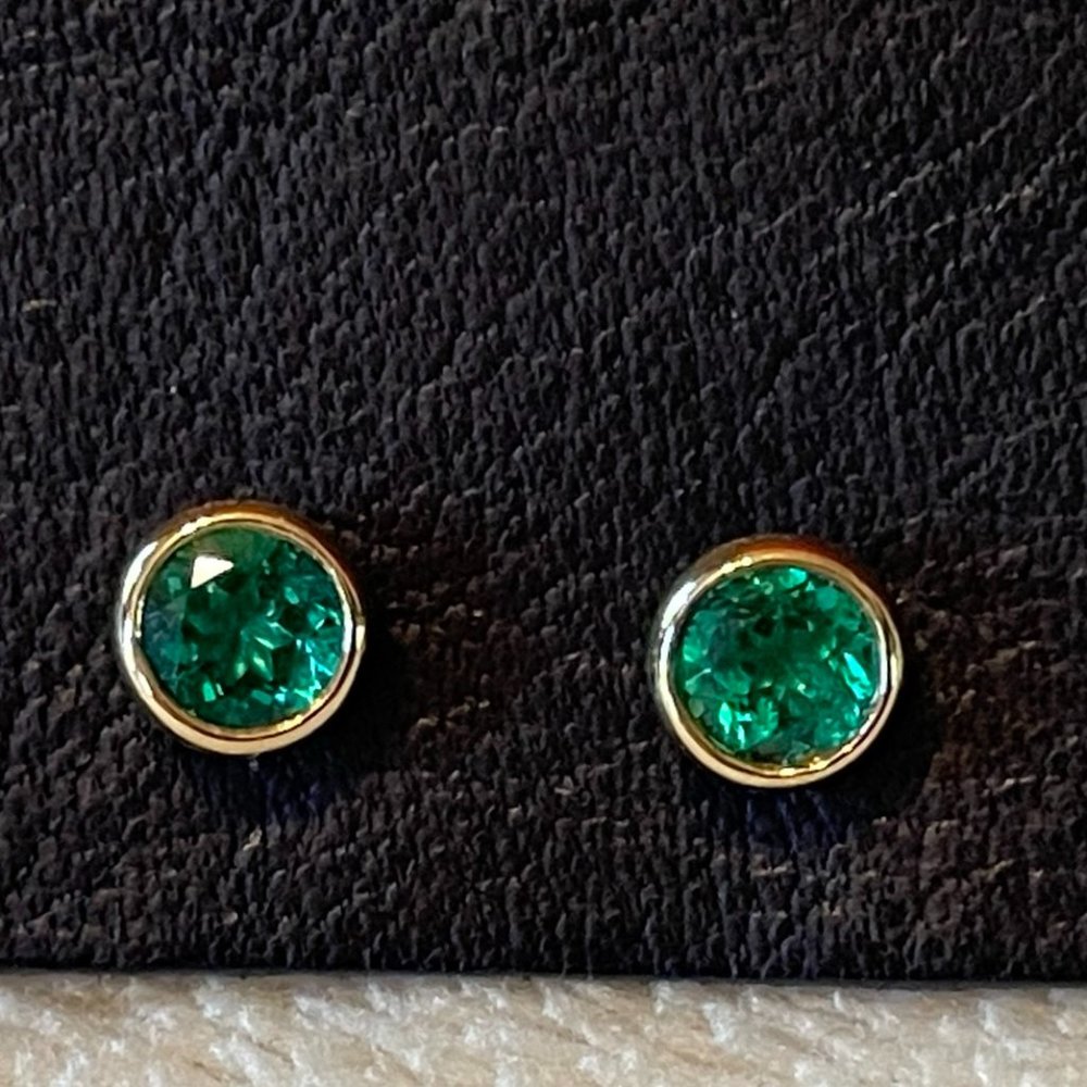 ❌SOLD❌  New TIFFANY & CO. x Elsa Peretti 18k Emerald Studs - Picture 2 of 8